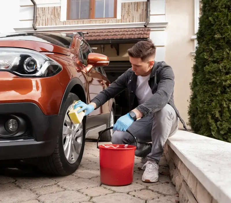 Lavage auto à domicile Valmanya : professionnel intervenant sur un véhicule